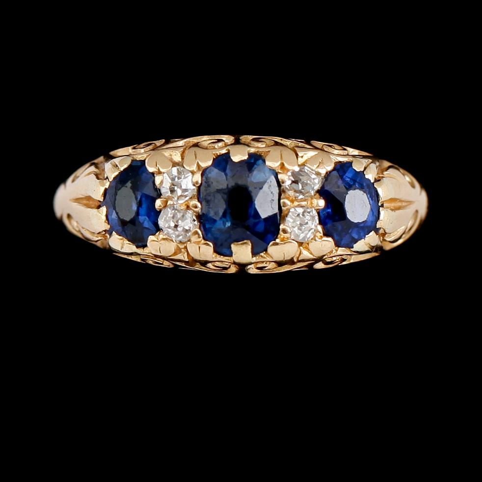 RING, 18 k guld, England, med blå stenar samt rosenstenar, omkring år 1900. Vikt ca 4 gram.