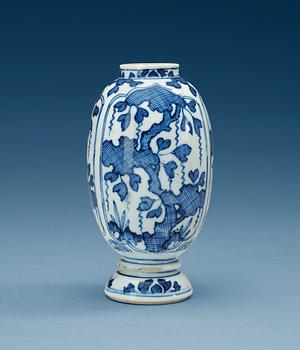 1556. A blue and white vase, Qing dynasty, Kangxi (1662-1722.