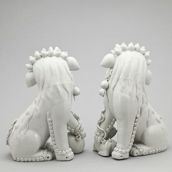 FIGURINER, ett par, blanc de chine. Kina, 1900/2000-tal.