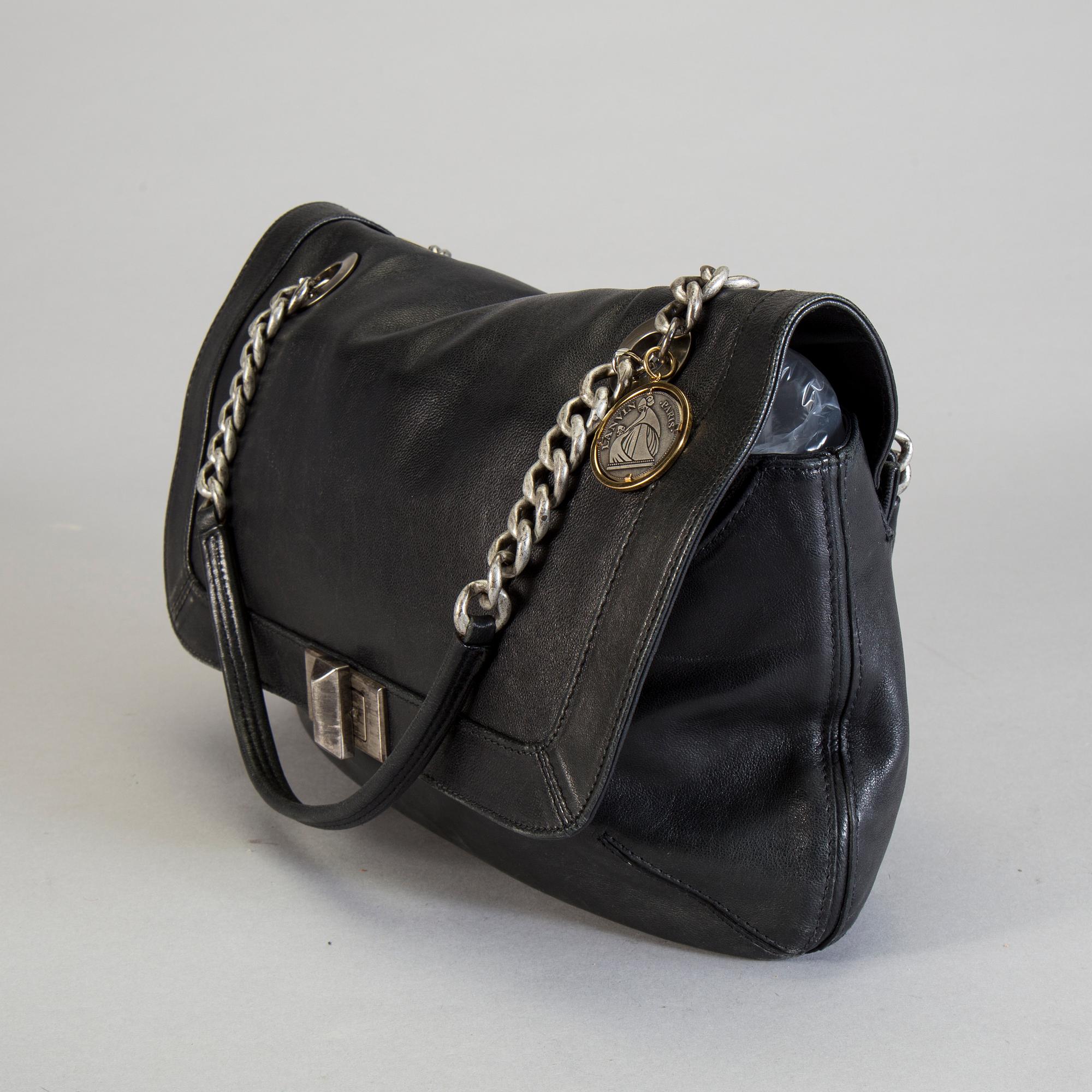 A Lanvin shoulderbag.