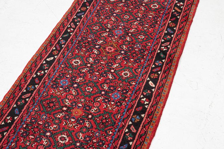 A runner carpet, Hoseinabad, ca. 530 x 84 cm.