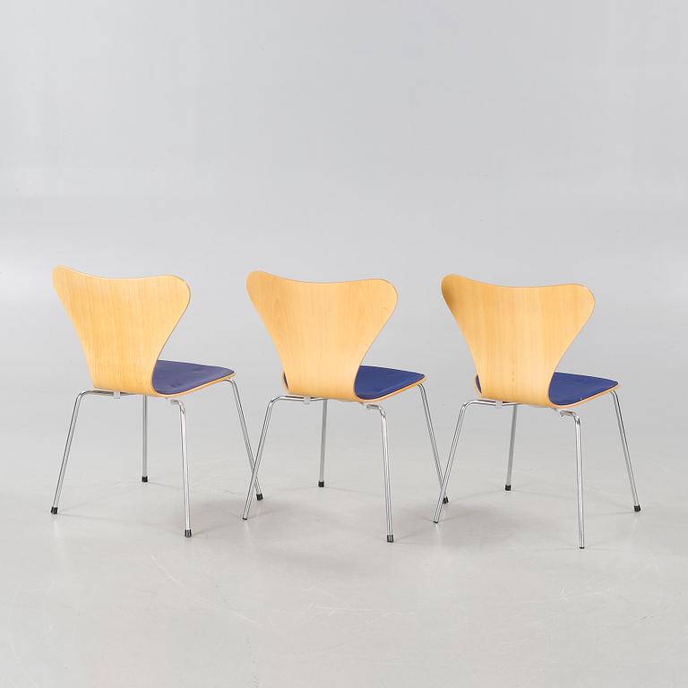 ARNE JACOBSEN, stolar, 3 st, "Sjuan", Fritz Hansen, daterade 1996.