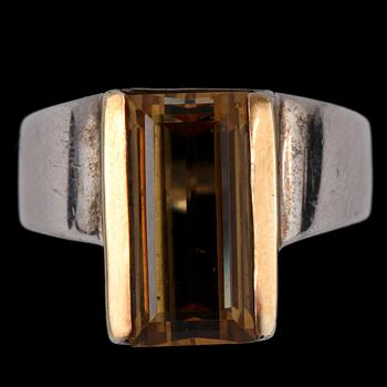 RING, 18k guld samt platina med fasettslipad citrin, märkt Lecia, 2000-tal. Vikt 10 g.