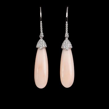 ÖRHÄNGEN, 1 par, 18 k vitguld, koraller, briljantslipade diamanter tot ca 0.26 ct.