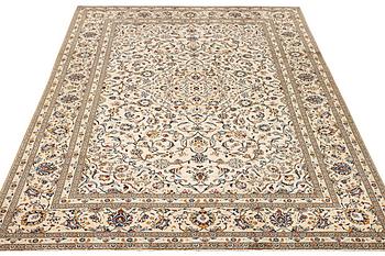 A part silk Kashan carpet, a. 353 x 244 cm.