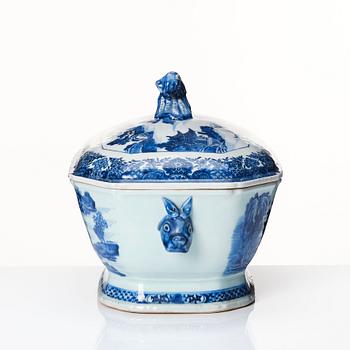 A blue and white tureen with cover, Qing dynasty, Qianlong (1736-95).