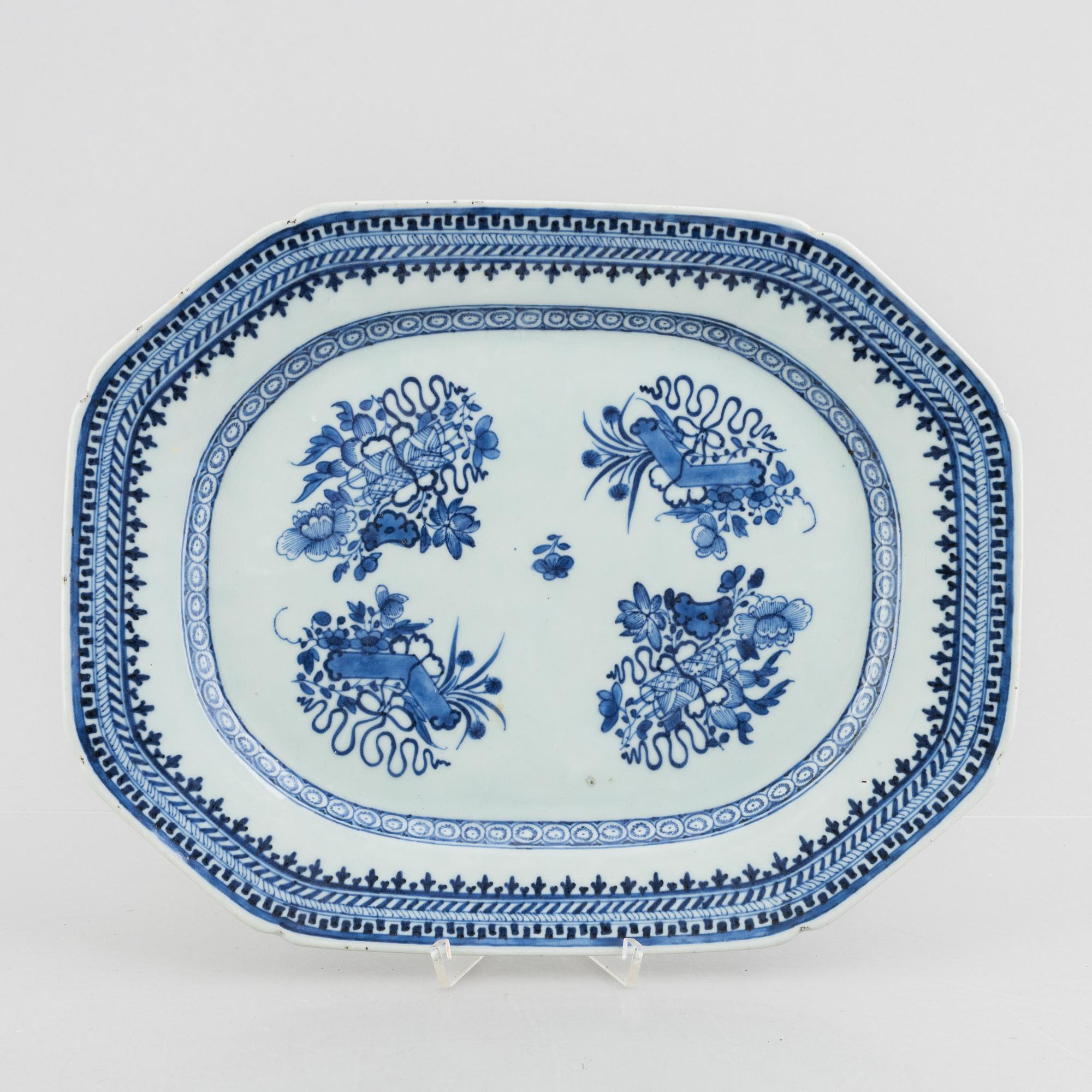 A pair of blue and white serving dishes, China, Qing dynasty, end of the 18th century.