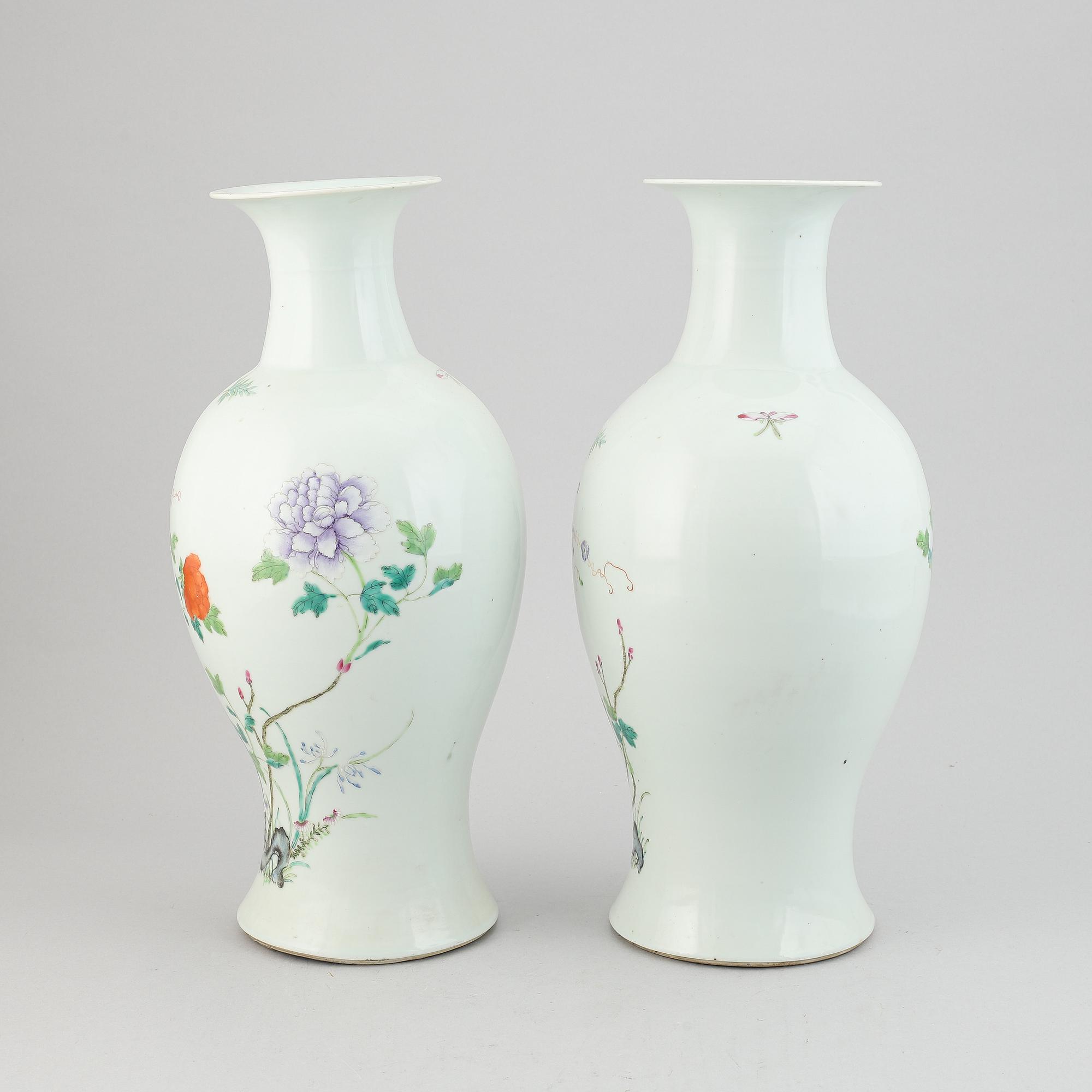 A pair of famille rose vases, late Qing dynasty, circa 1900.