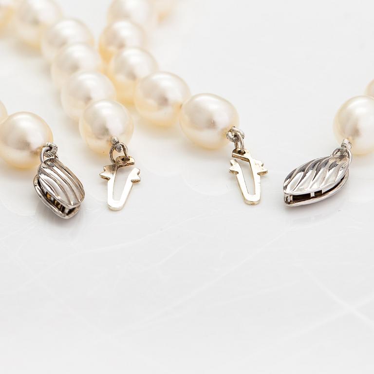 A pearl collier and bracelet with cultured pearls and silver clasps. Pirami.