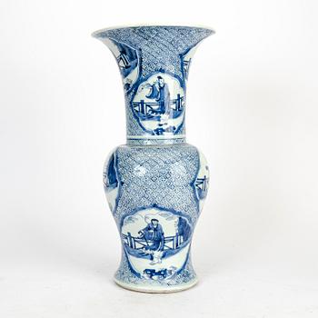 A blue and white vase, Qing dynasty, Kangxi (1662-1722).