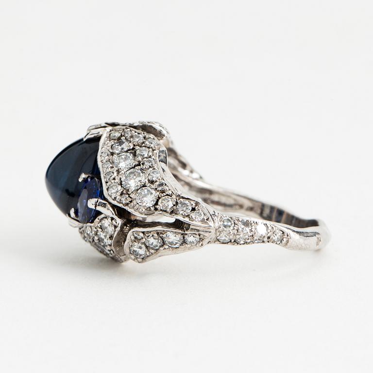 RING, 18K white gold with sapphires approx 6.60 cts + diamonds 1.45 cts.