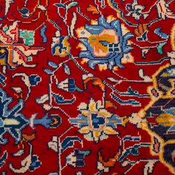 A CARPET, Sarouk, ca 315 x 223 cm.