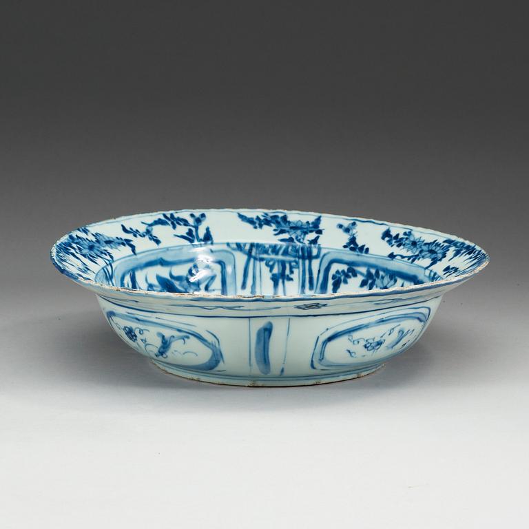 A blue and white bowl, Ming dynastin, Wanli (1572-1620).