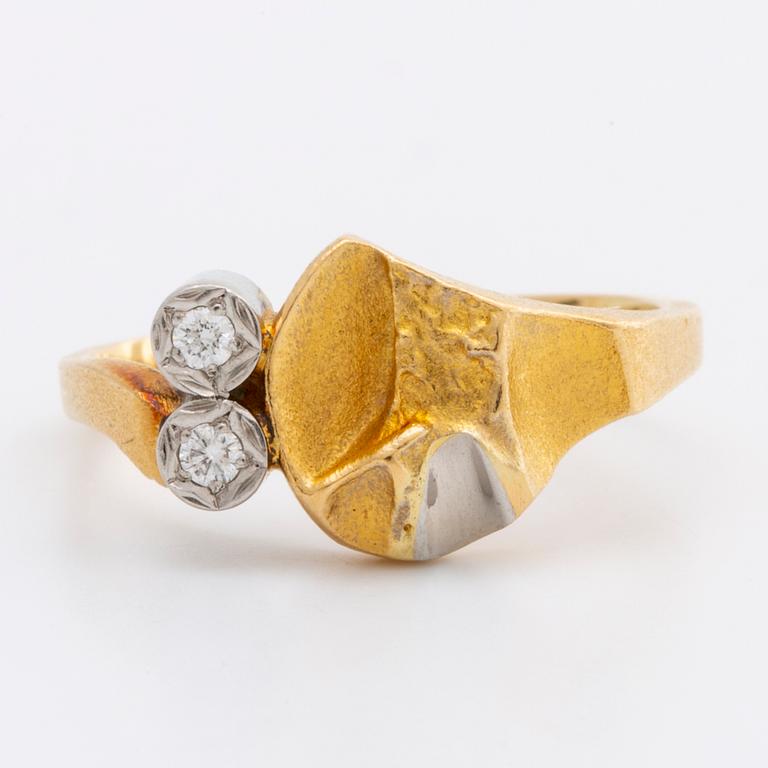 LAPPONIA RING 18K gold w 2 brilliant-cut diamonds 0,04 ct in total inscribed, Finland 1997, original dustbag.