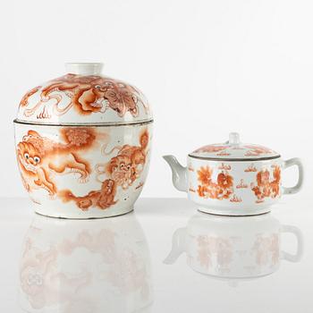 A Chinese porcelain jar with cover and a teapot, late Qing dynasty, 19th century.