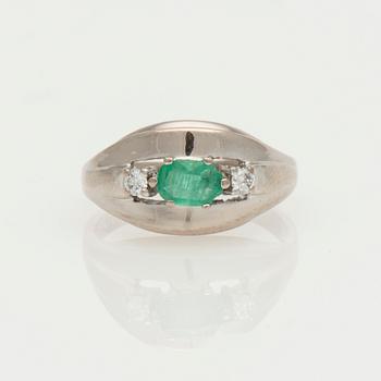 RING, fasettslipad smaragd, briljantslipade diamanter, 14K vitguld.