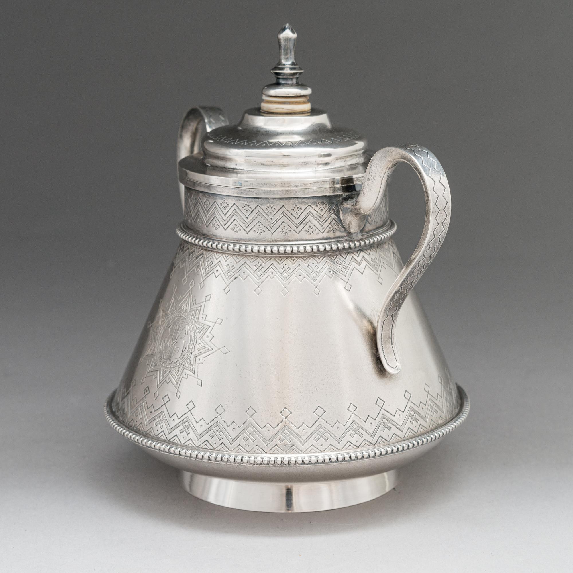 A Russian silver sugar bowl, maker's mark of Stefan Wäkevä, Saint Petersburg 1888.