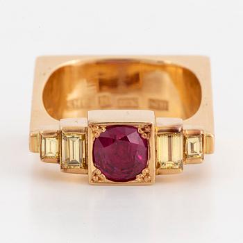 RING, 18K guld och rubin och gula baguetteslipade diamanter, Lindahl & Färnert Uppsala.