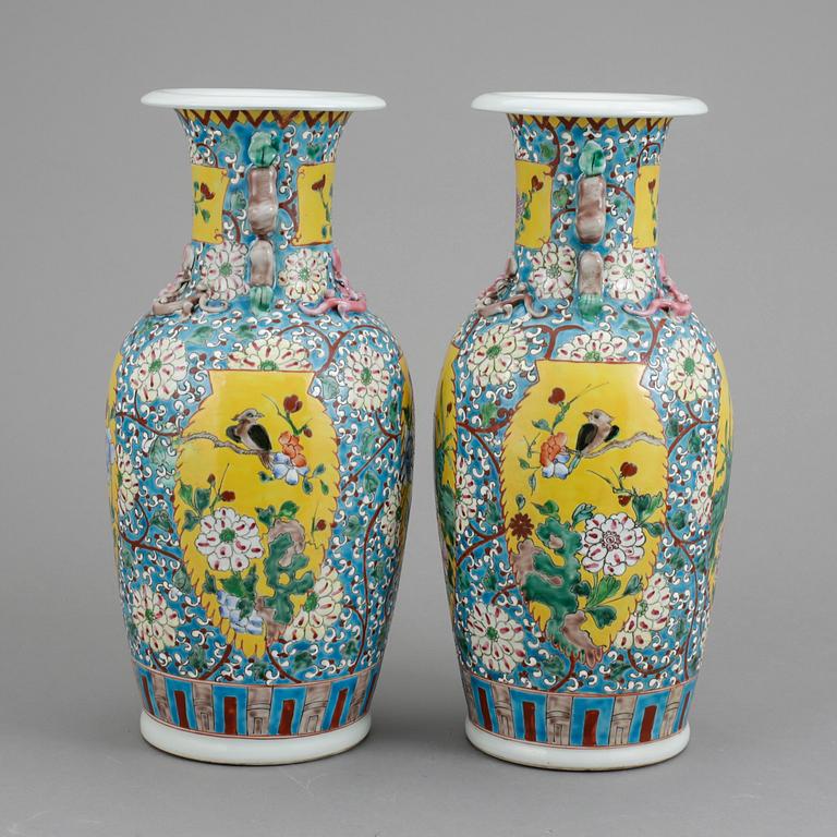 URNOR, ett par, porslin, Kina, 1900-tal.