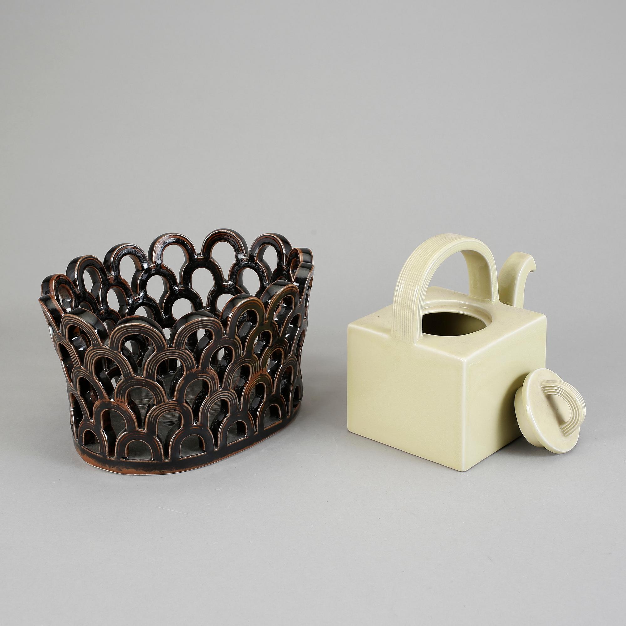 GALLERSKÅL samt TEKANNA, stengods. Signe Persson Melin, Höganäs Studio, signerade, skålen daterad -90.