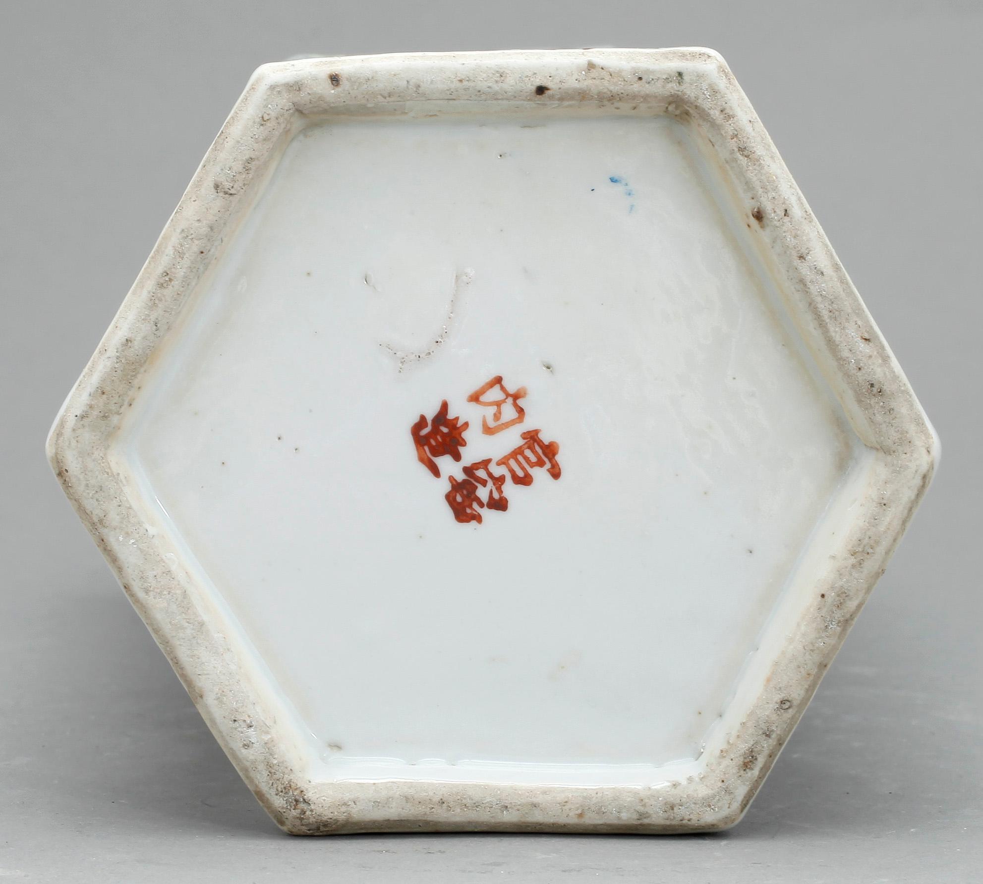 PERUKVAS, porslin, Kina, 1800/1900-tal.
