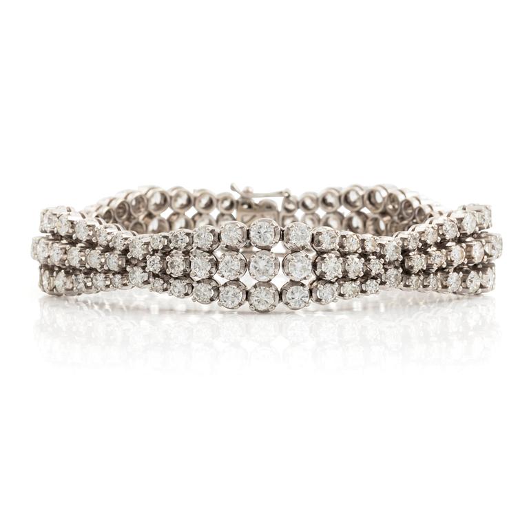 An 18K white gold bracelet set with round brilliant-cut diamonds.