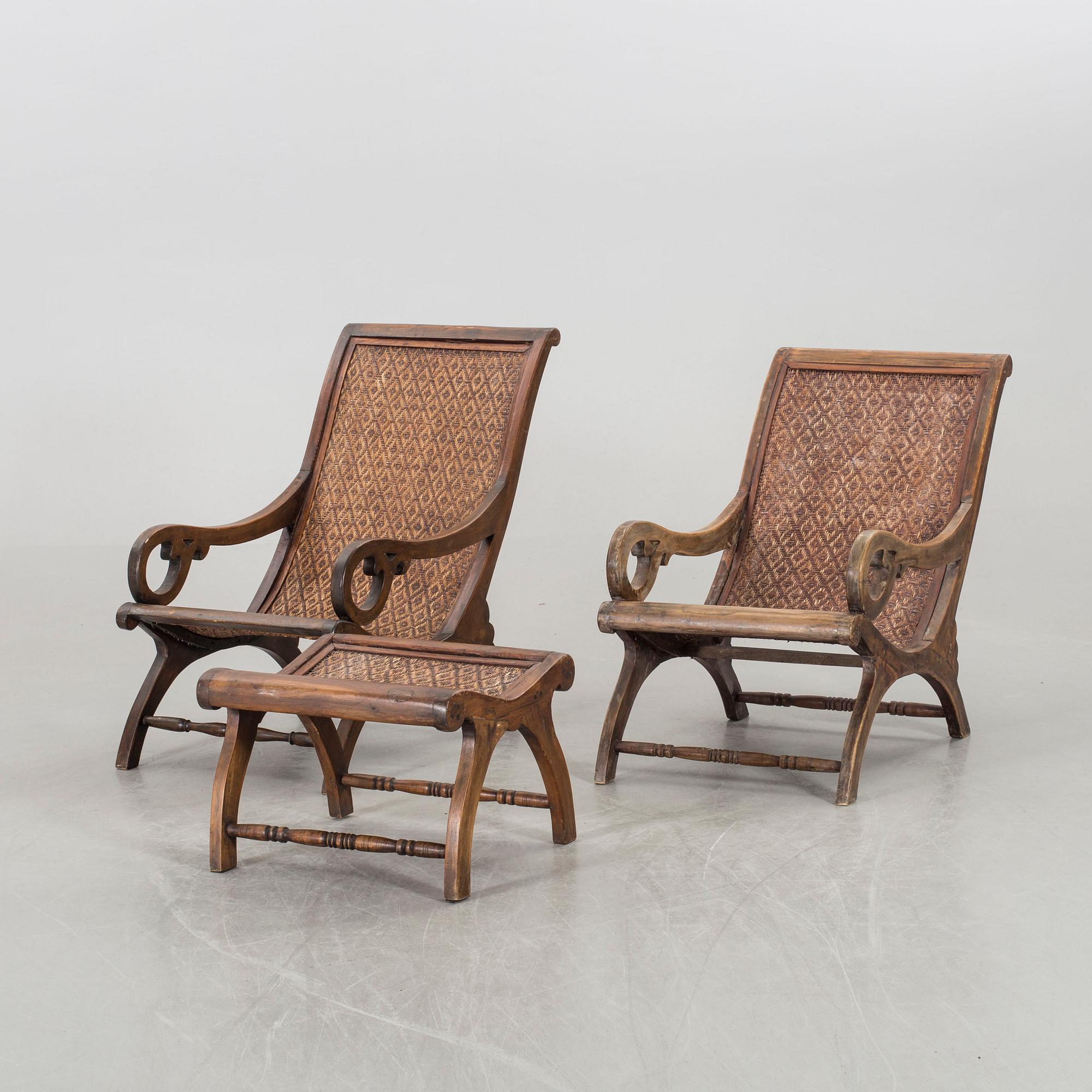 VILSTOLAR, 2 st  SAMT EN FOTPALL, kolonialstil, modern tillverkning.