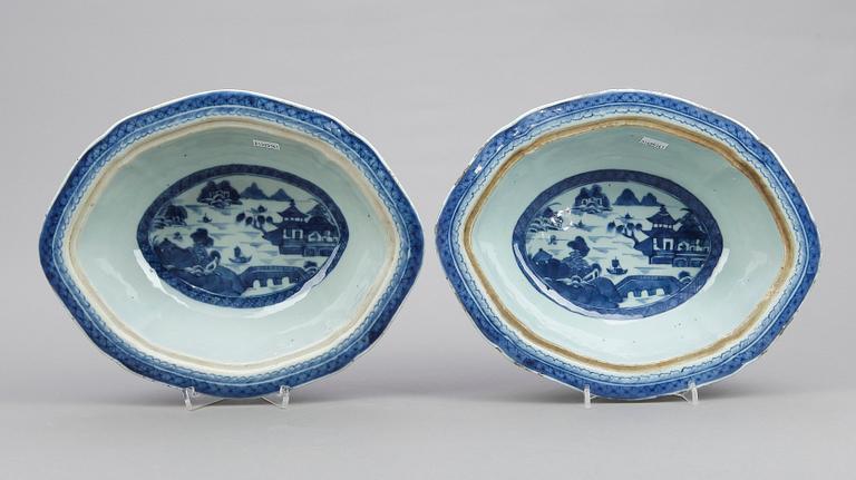 KAROTTER ETT PAR, & STEKFAT 2 st, porslin, Qingdynastin, Kina, 1700-tal till tidigt 1800-tal.