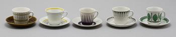 KAFFEKOPPAR MED FAT, 21 st, samt KARAFF, porslin, Rörstrand, Gustavsberg, Upsala-Ekeby samt Gefle.