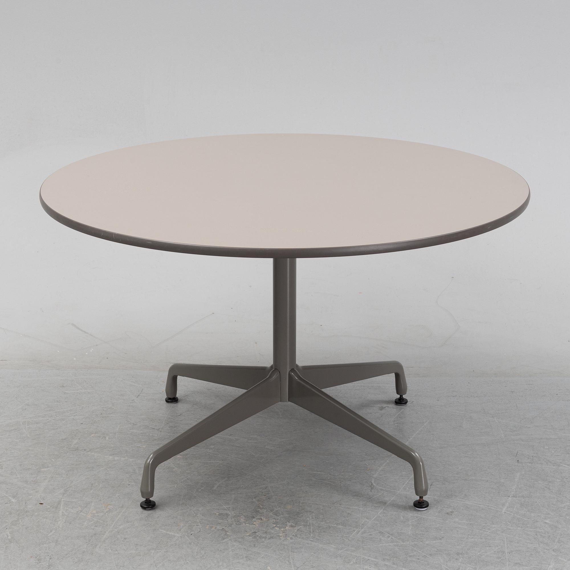 A round 'Aluminumgroup' table by Charles and Ray Eames for Herman Miller.