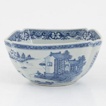 A blue and white bowl, Qing dynasty, Qianlong (1736-95).