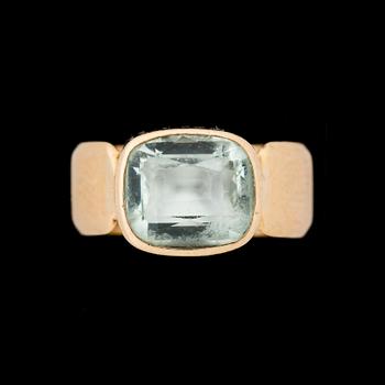 RING, 18 k guld med akvamarin, Eriksson, Östersund, 1963. Vikt ca 5 g.