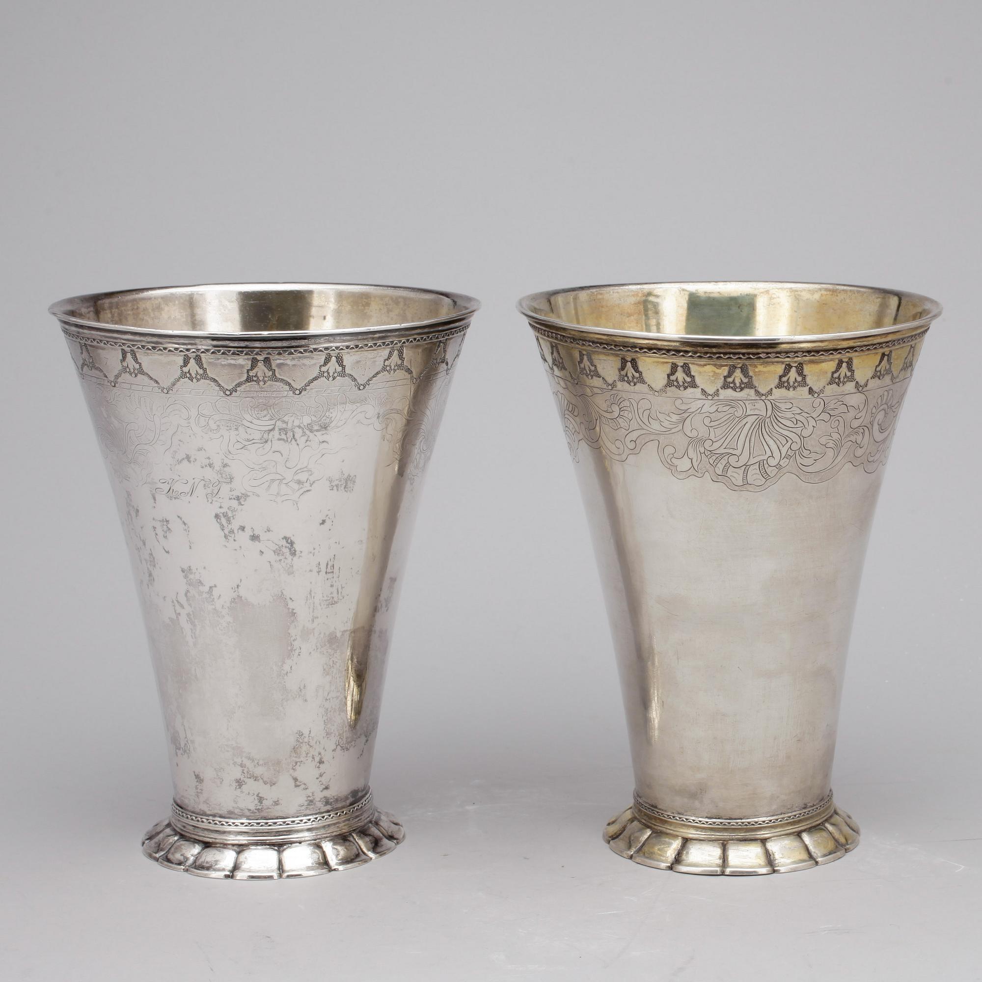 BÄGARE, ett par snarlika, silver. Lorens Stabeus, Stockholm, verksam 1745-1778. Vikt tot ca 1060 g.