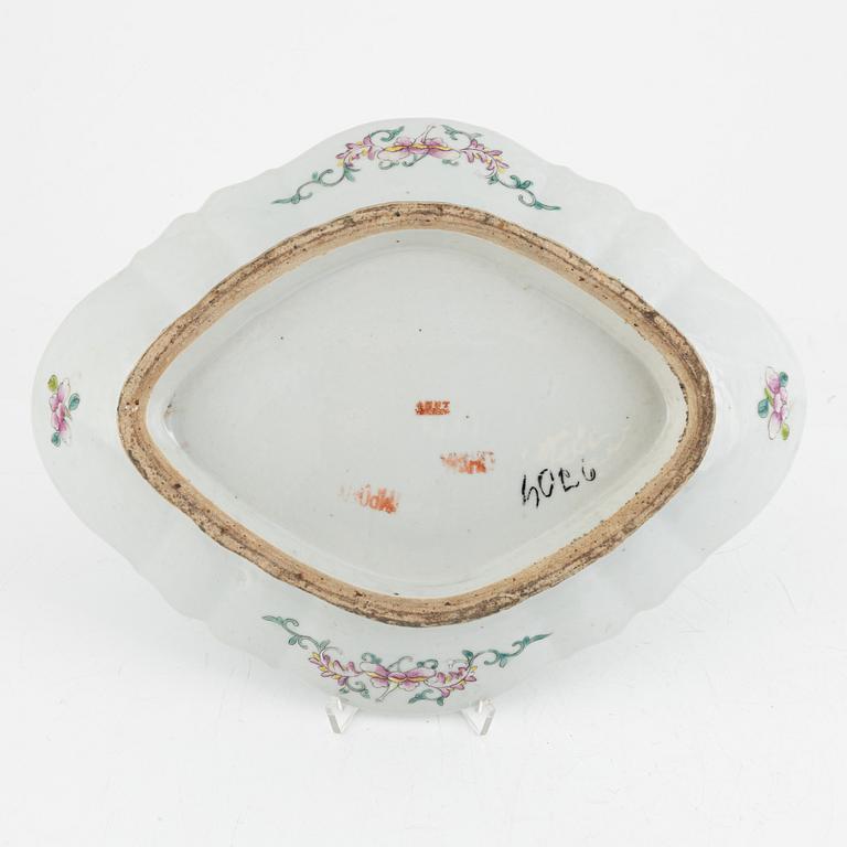 A Chinese porcelain dish, early 20th Century.