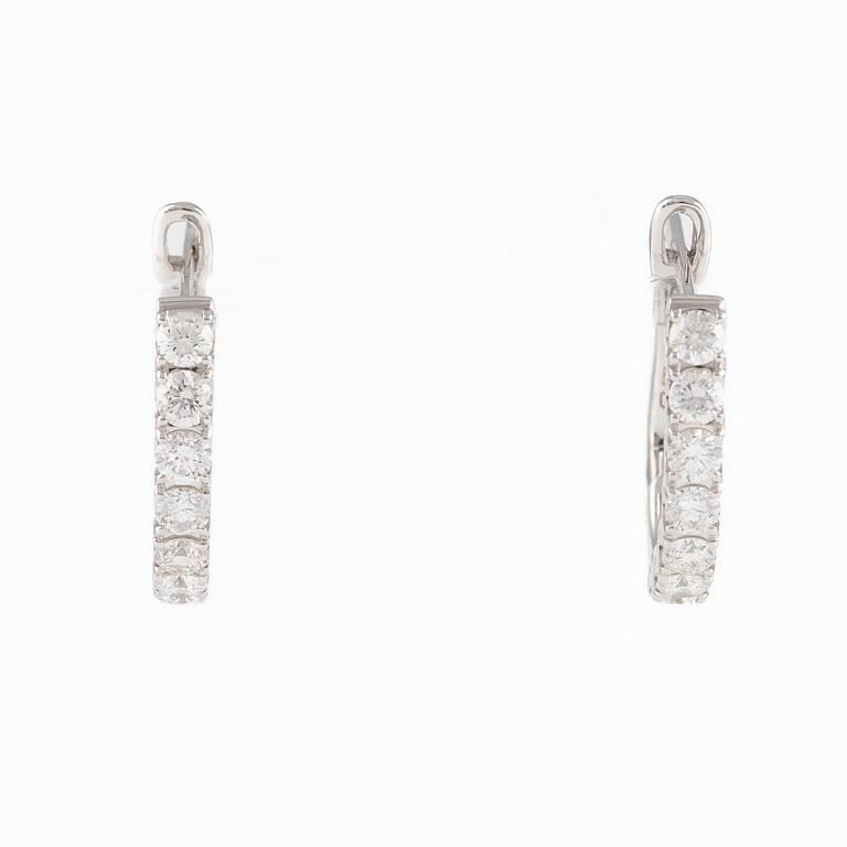 Creole earrings with brilliant-cut diamonds.