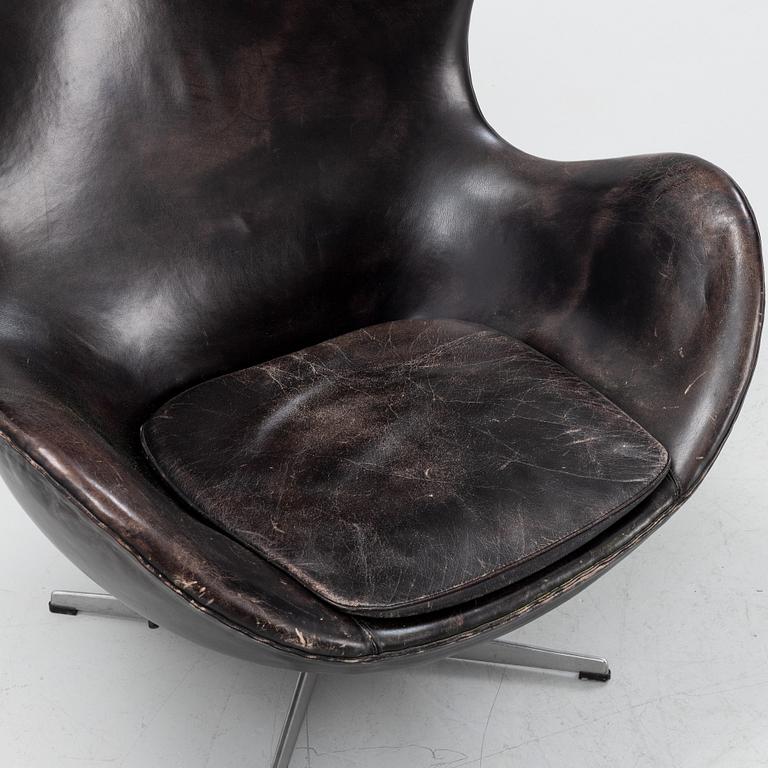 A leather upholsterd 'Egg chair' by Arne Jacobsen.