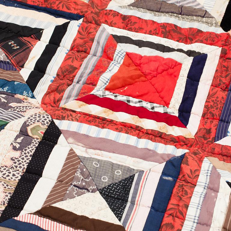 A QUILTED PATCHWORK BED COVER, Sweden first half of the 20th century, ca 191 x 139 cm.
