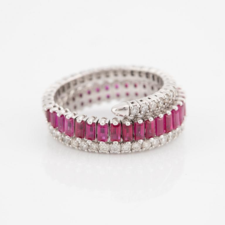 Ring, 18K vitguld med rubiner och briljantslipade diamanter.
