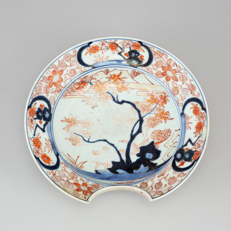 A Japanese Imari barbers bowl, 18/19th century.