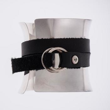 RANNERENGAS, Georg Jensen "wrap cuff", hopeaa ja nahkaa.