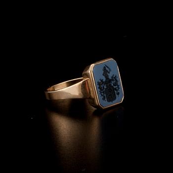 VAPENRING, guld 18K, H. Tillander, 1989. Vikt 6,1 g.