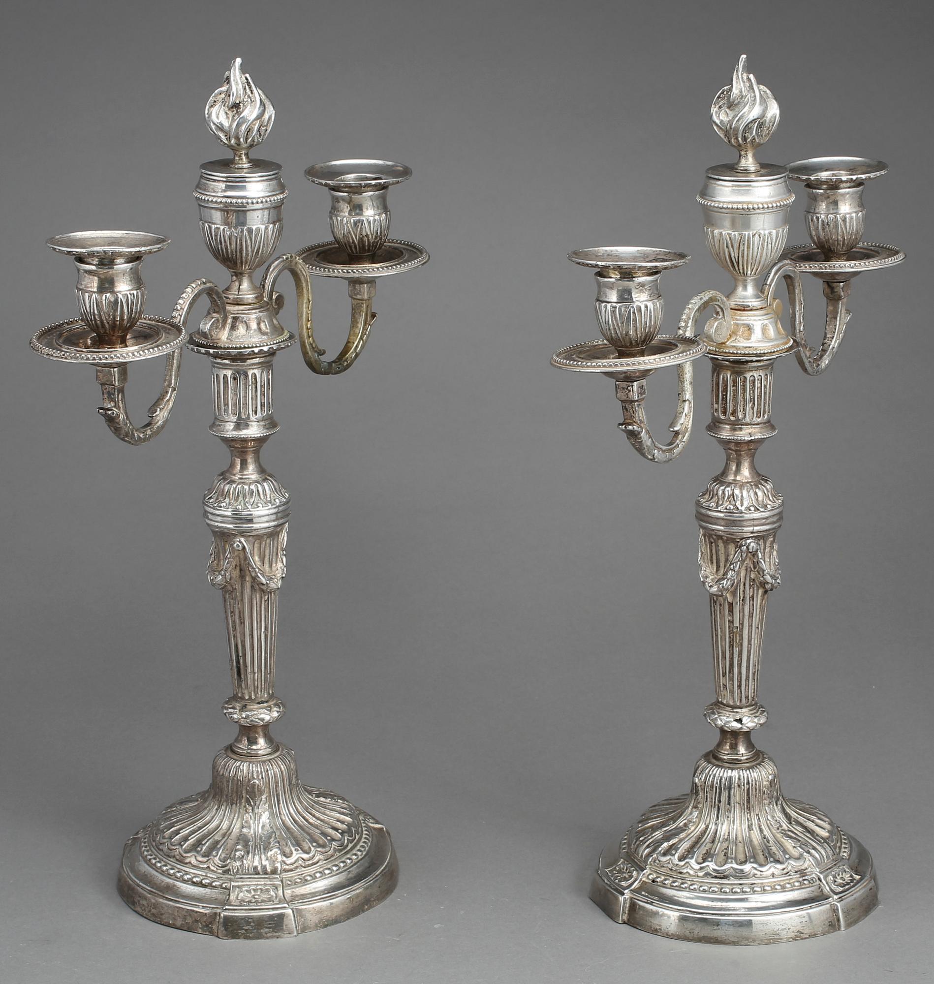KANDELABRAR, ett par, försilvradmetall, Louis XVI, omkr år 1800.