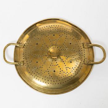 A brass colander, 18th / 19th century.