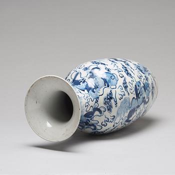 A blue and white vase, Qing dynasty, 19th Century.