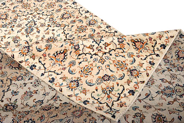 A Kashan carpet, c. 305 x 196 cm.