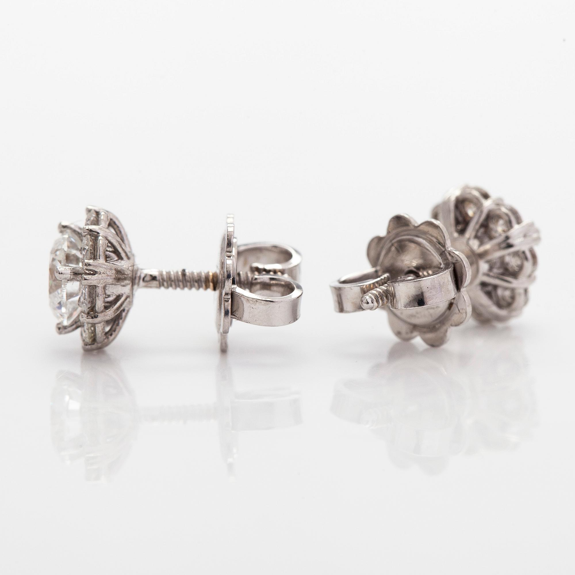 Korvakorut, 18K valkokultaa, ja briljanttihiottuja timantteja. Mukana GIA-raportti.