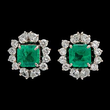 1009. A pair of step cut emerald, tot. app. 2.70 cts, and diamond earrings, tot. app. 1.90 ct.