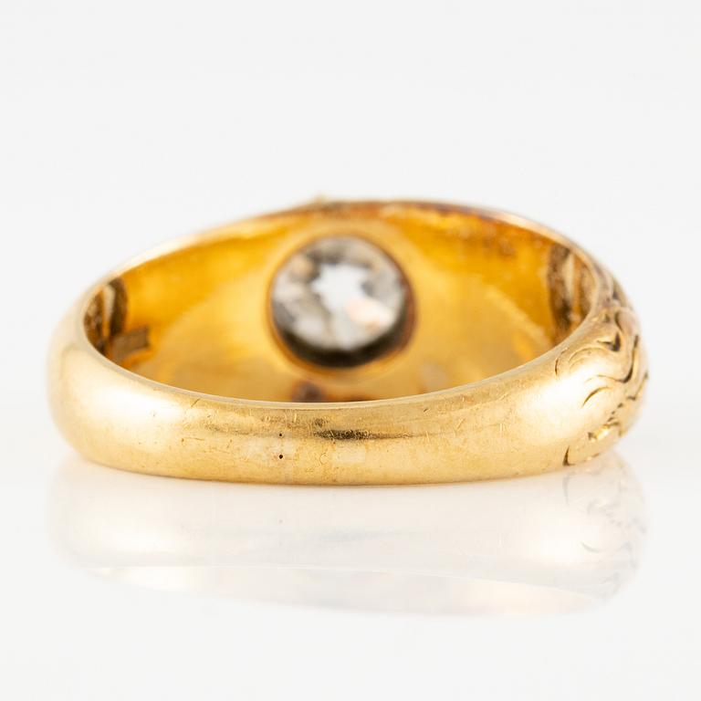 A ring in 18K gold set with an old-cut diamond.