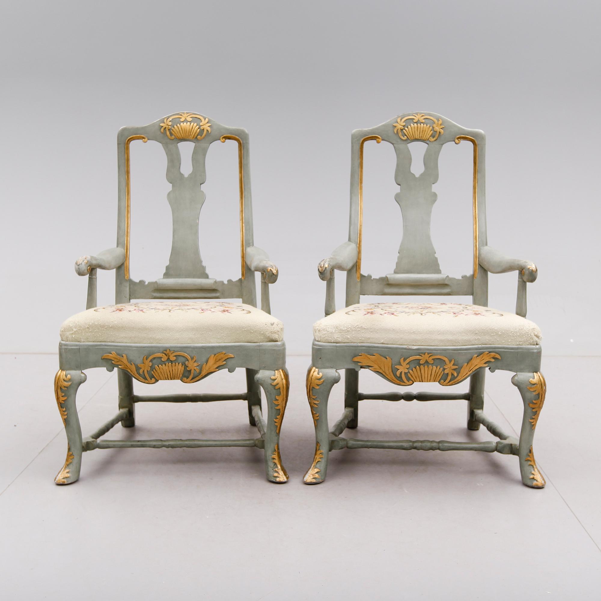 KARMSTOLAR, 2 st snarlika, senbarock, 1700-talets andra hälft.