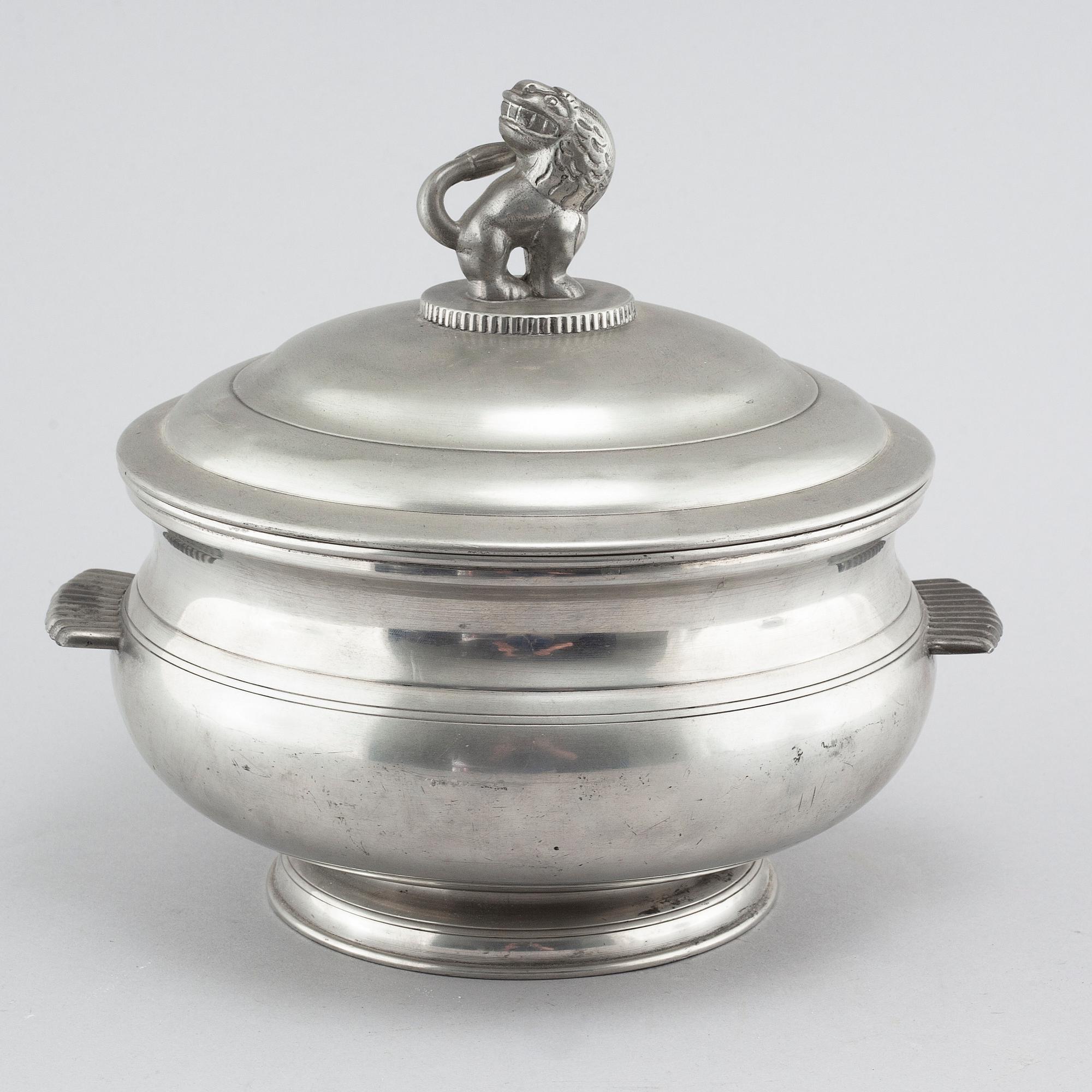 Terrin med lock, tenn, modell 277, Firma Svenskt Tenn, 1926. Lockknoppen troligtvis formgiven av Anna Petrus.